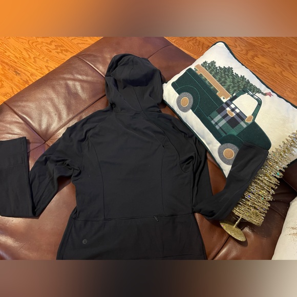 Lululemon jogger jacket - size 6. Lightly used activewear/leisurewear - Picture 2 of 2